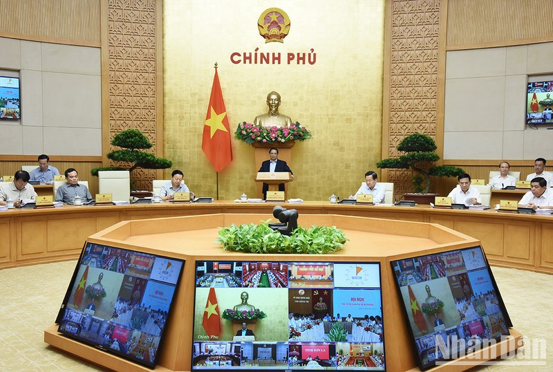 El primer ministro Pham Minh Chinh preside la reunión.