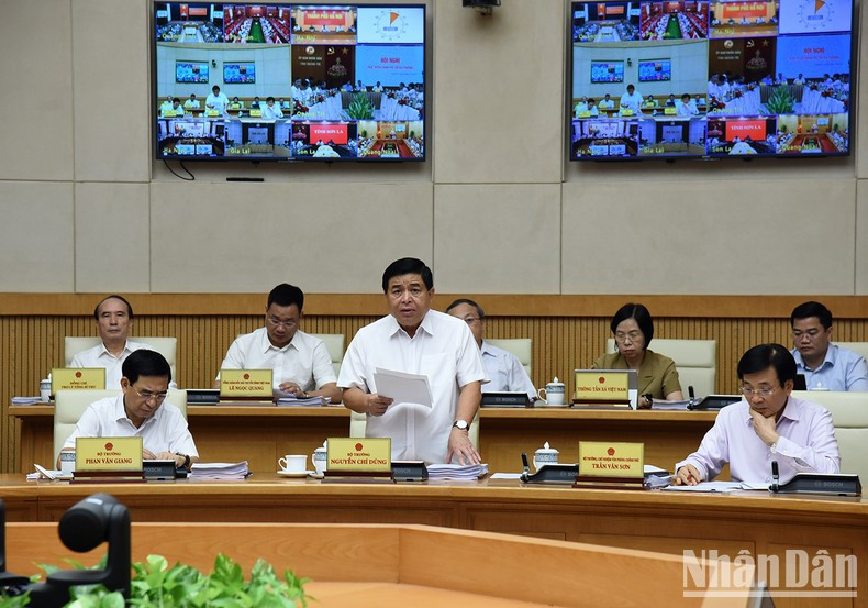 El ministro de Planificación e Inversión, Nguyen Chi Dung, habla en la cita.