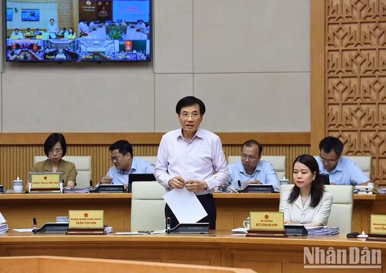 El ministro y jefe de la Oficina del Gobierno de Vietnam, Tran Van Son.