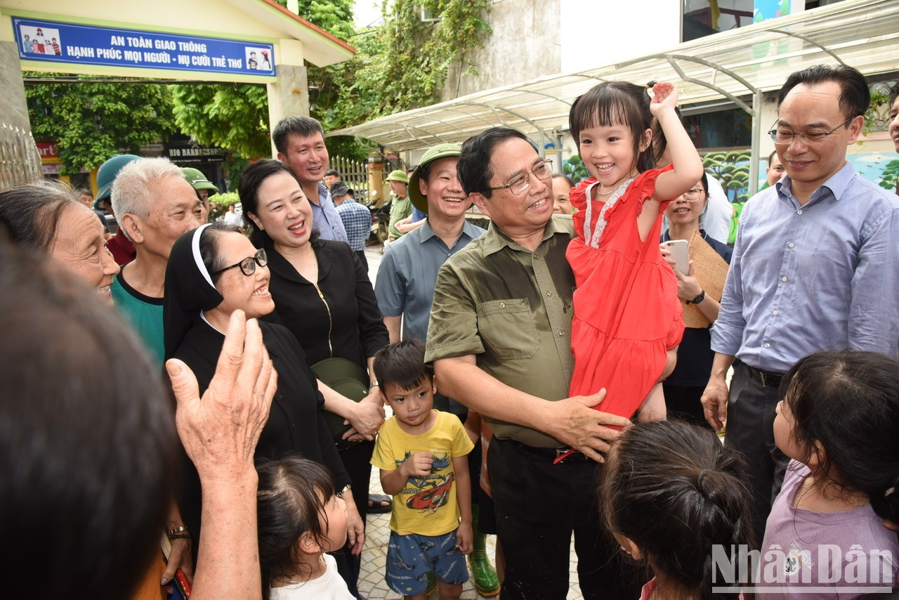 Minh Chinh anima a profesores y alumnos del jardín de infancia Anh Duong.