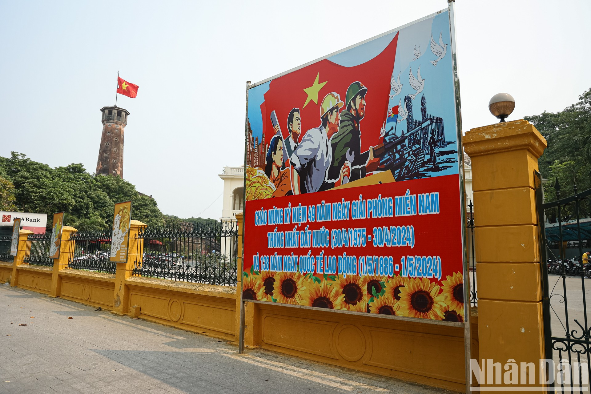 El gran cartel colocado en la calle de Dien Bien Phu, frente al Museo de Historia Militar de Vietnam y el mástil de la bandera nacional de Hanói. El gran cartel colocado en la calle de Dien Bien Phu, frente al Museo de Historia Militar de Vietnam y el mástil de la bandera nacional de Hanói.