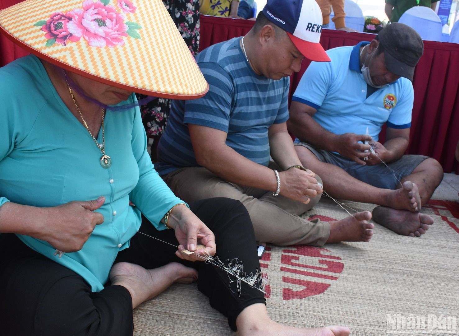 Pescadores de Thanh Khe en el concurso de tejido de redes. Pescadores de Thanh Khe en el concurso de tejido de redes.