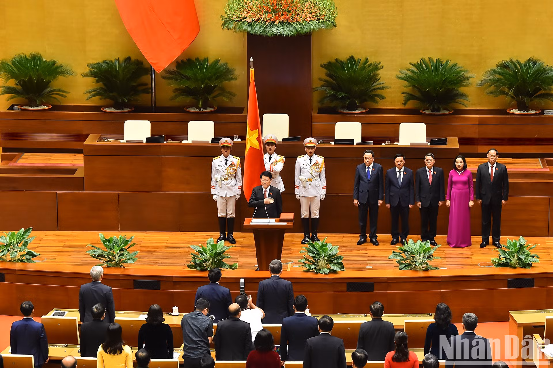 Al jurar el cargo, Luong Cuong declaró: "Bajo la sagrada bandera roja con una estrella amarilla, ante la Asamblea Nacional, los compatriotas y los votantes de todo el país, el nuevo Presidente Luong Cuong se compromete a ser absolutamente leal a la Patria, al pueblo y a la Constitución, y a esforzarse por cumplir las tareas que le asignen el Partido, el Estado y el pueblo."