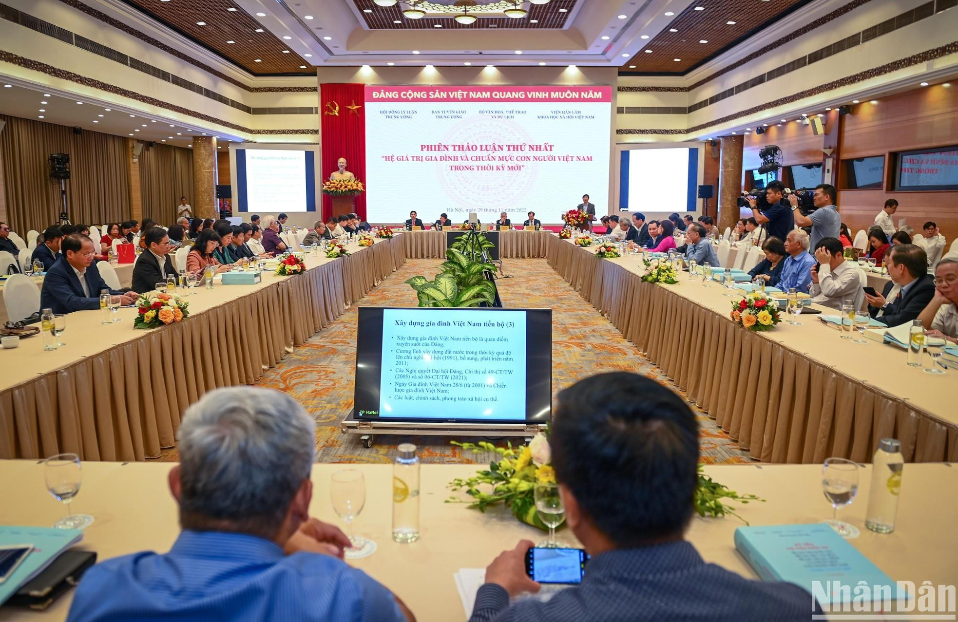 El seminario se realiza en línea con conexión con la ciudad de Hue, Ciudad Ho Chi Minh y algunas provincias vecinas, con la participación de cerca de 500 delegados que son dirigentes, gestores, científicos, investigadores y expertos culturales provenientes de asociaciones profesionales de literatura y arte, universidades e institutos de investigación en el país. El seminario se realiza en línea con conexión con la ciudad de Hue, Ciudad Ho Chi Minh y algunas provincias vecinas, con la participación de cerca de 500 delegados que son dirigentes, gestores, científicos, investigadores y expertos culturales provenientes de asociaciones profesionales de literatura y arte, universidades e institutos de investigación en el país.