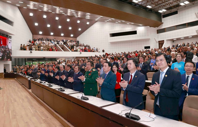 Miembros de la delegación de Vietnam en la reunión.