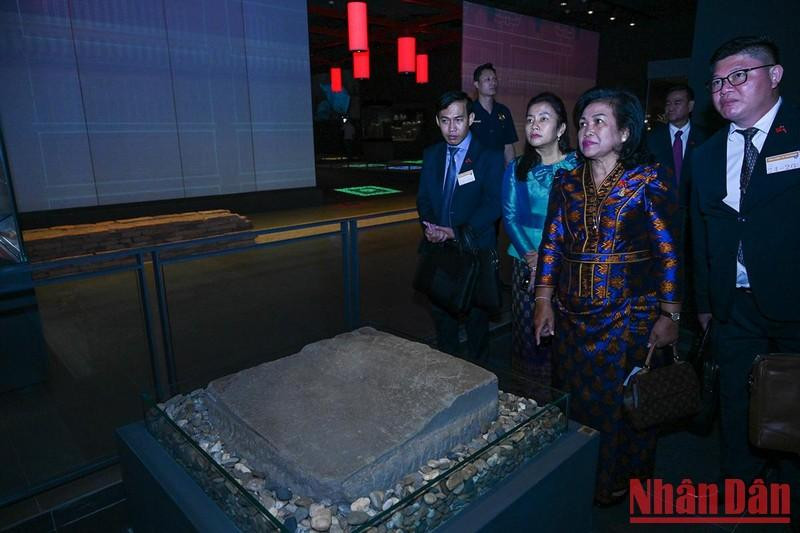 La delegación del Senado de Camboya recorre la zona de exposición.
