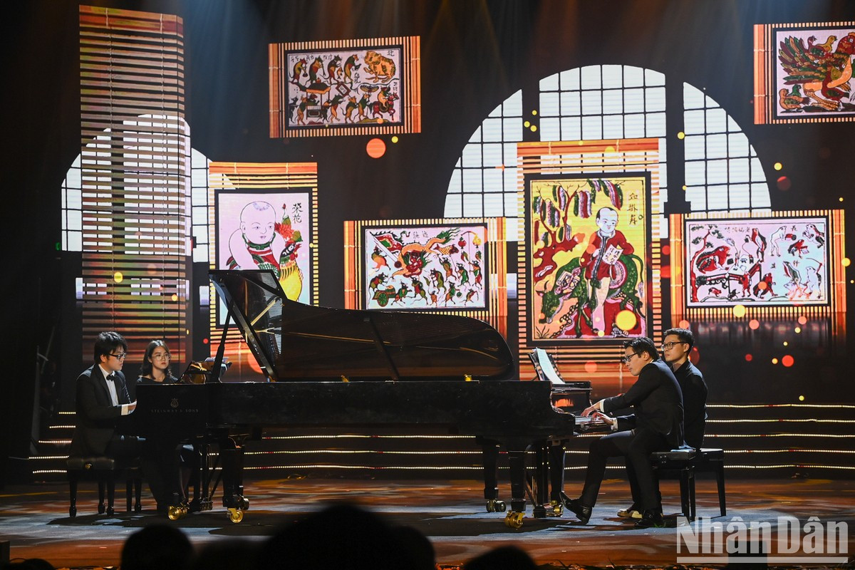 Dúo de piano compuesto por dos artistas Luu Hong Quang y Luu Duc Anh.