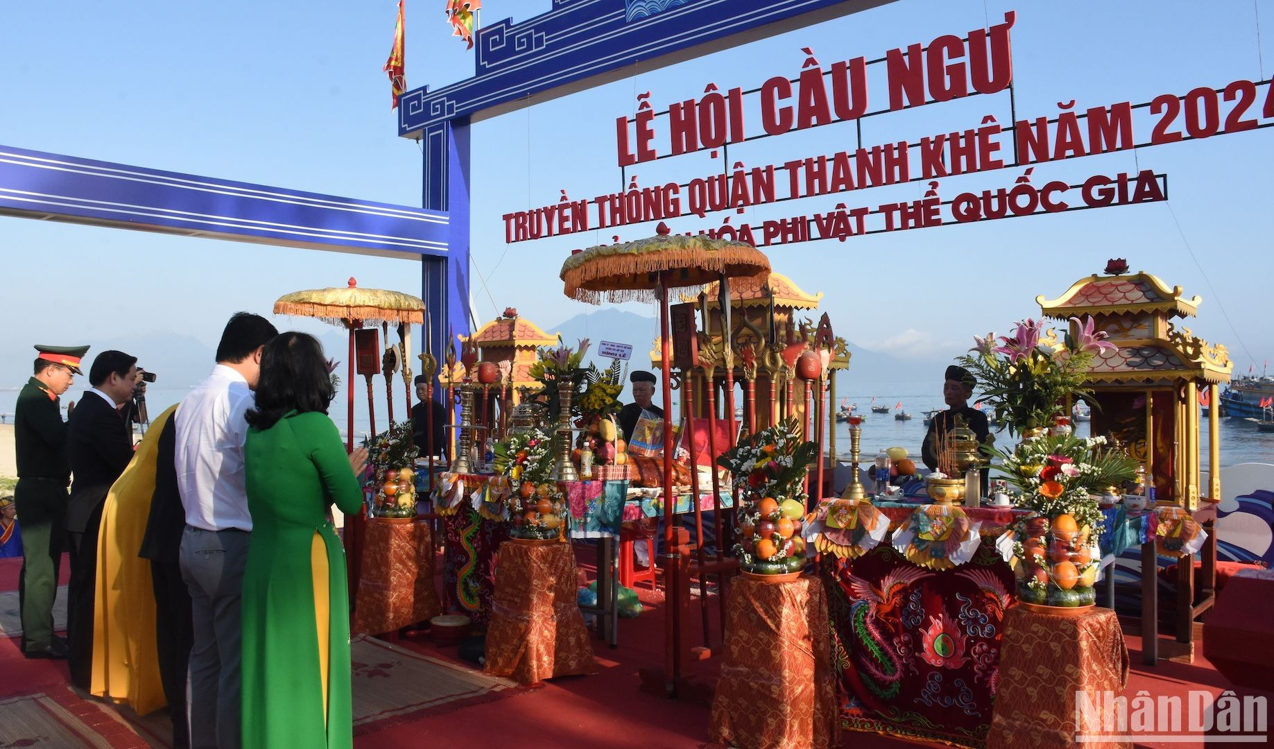 Los funcionarios de Da Nang ofrecen incienso en el Festival Ngu Cau en el distrito de Thanh Khe. Los funcionarios de Da Nang ofrecen incienso en el Festival Ngu Cau en el distrito de Thanh Khe.