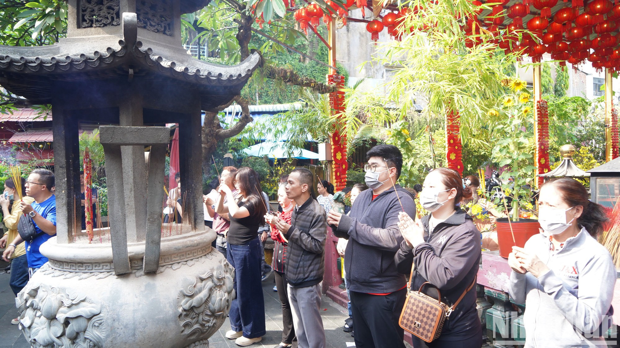 La pagoda Ngoc Hoang, construida a principios del siglo XX y ubicada en la calle de Mai Thi Luu, es un famoso lugar de culto de la urbe. La pagoda Ngoc Hoang, construida a principios del siglo XX y ubicada en la calle de Mai Thi Luu, es un famoso lugar de culto de la urbe.