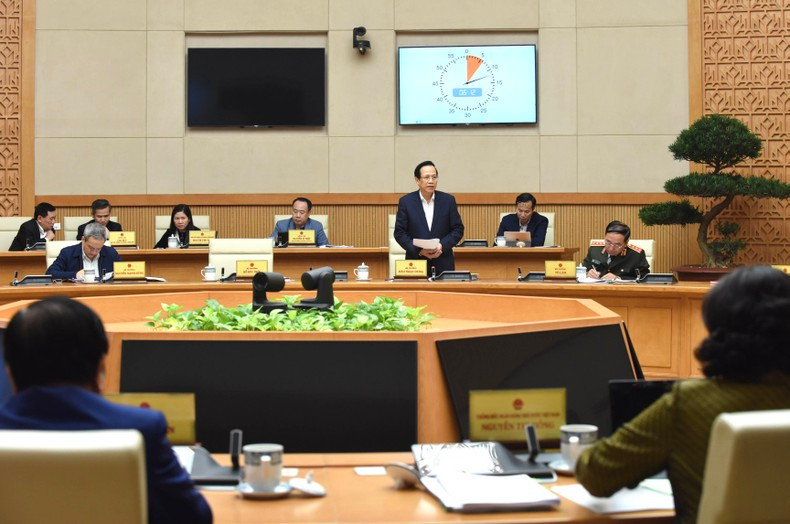 El ministro de Trabajo, Inválidos de Guerra y Asuntos Sociales, Dao Ngoc Dung, expresa sus opiniones.