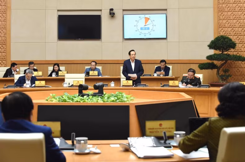 El ministro de Trabajo, Inválidos de Guerra y Asuntos Sociales, Dao Ngoc Dung, expresa sus opiniones.