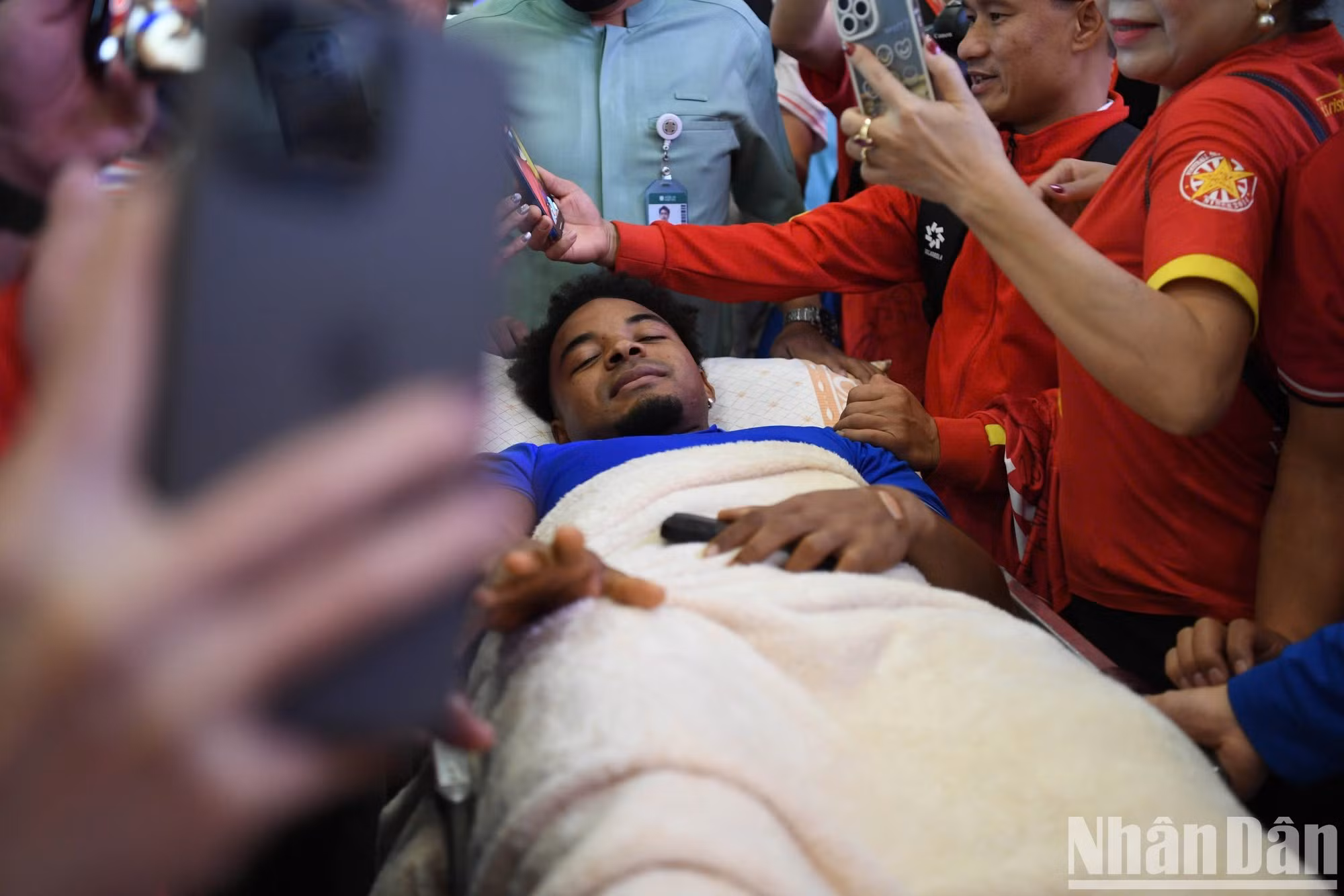 A pesar de estar gravemente lesionado y no poder jugar todo el partido, Xuan Son intenta soportar el dolor y sonreír con sus compañeros y seguidores para compartir la alegría de la victoria.