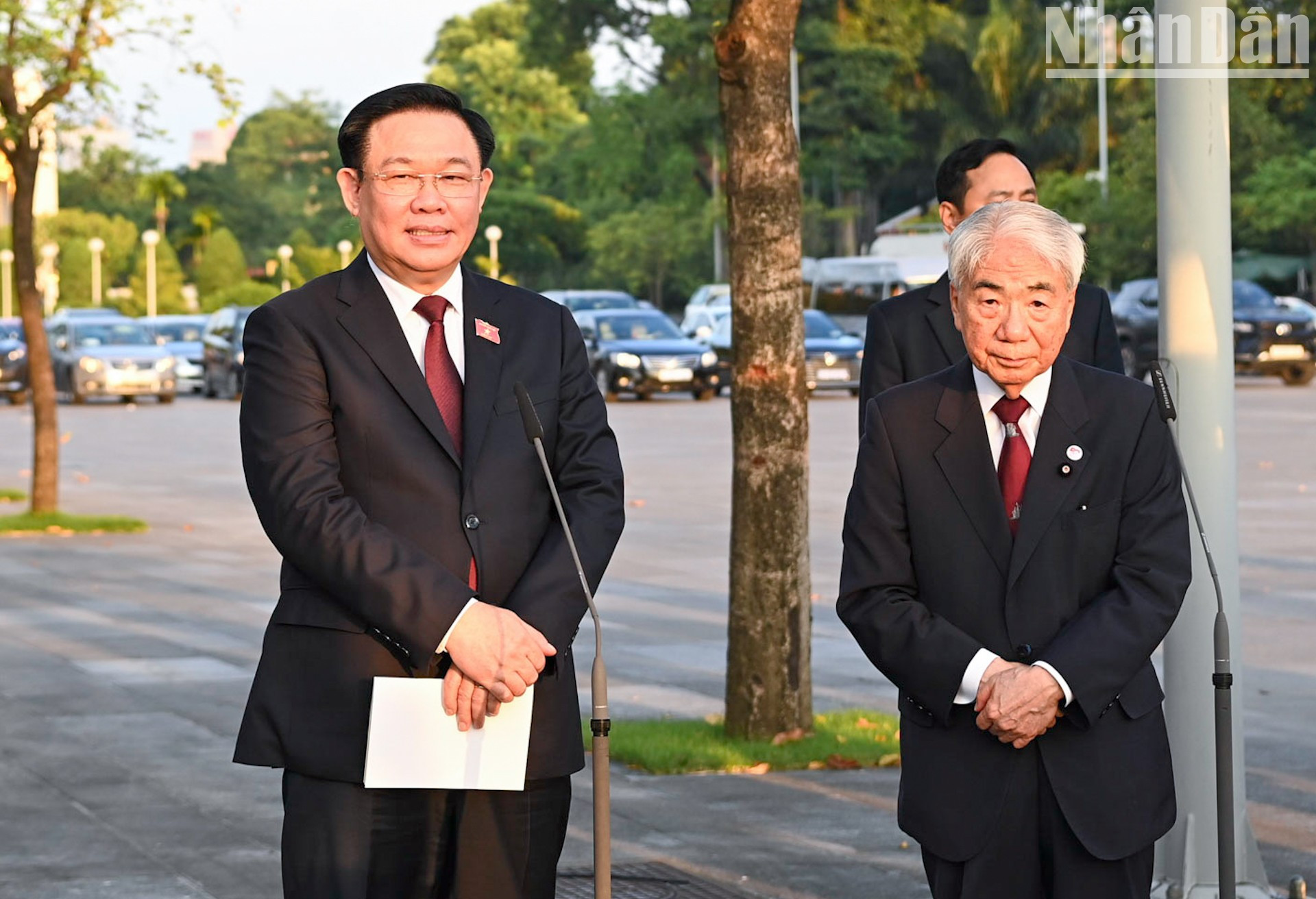 Dinh Hue habla en el acto. Dinh Hue habla en el acto.