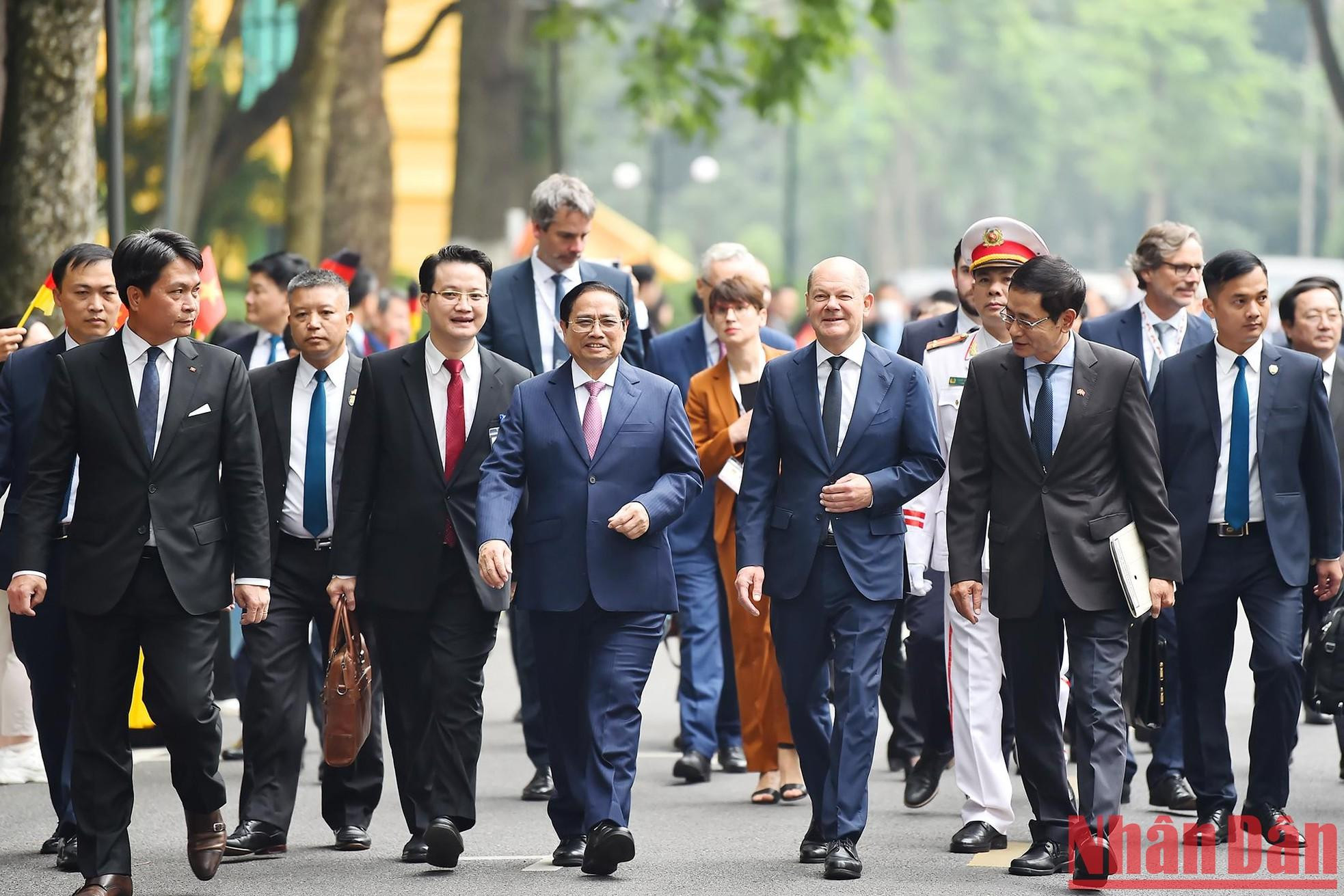 El primer ministro de Vietnam Pham Minh Chinh conversa con el canciller alemán Olaf Scholz. El primer ministro de Vietnam Pham Minh Chinh conversa con el canciller alemán Olaf Scholz.