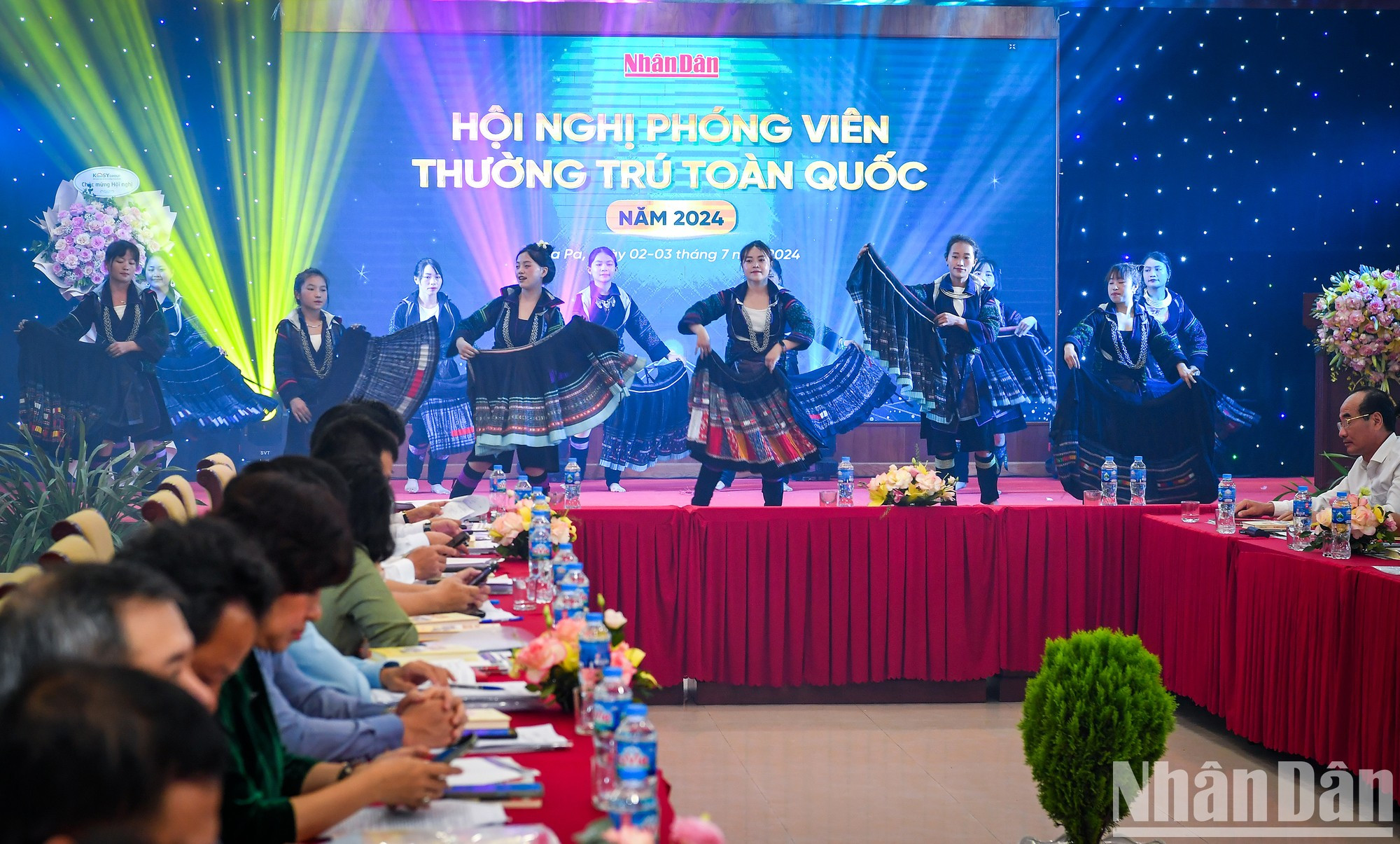 Una actuación musical abre la cita. Una actuación musical abre la cita.