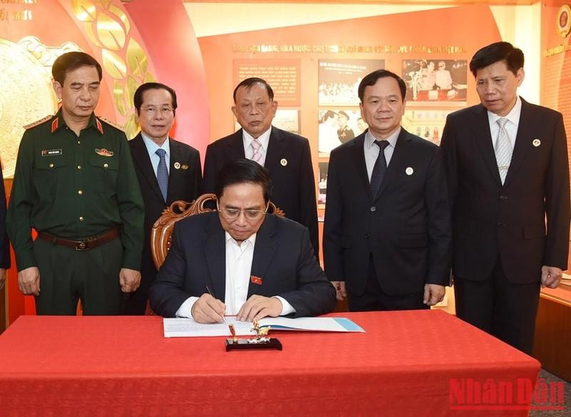 Minh Chinh deja su impresión en el libro de visitas de la AVV.