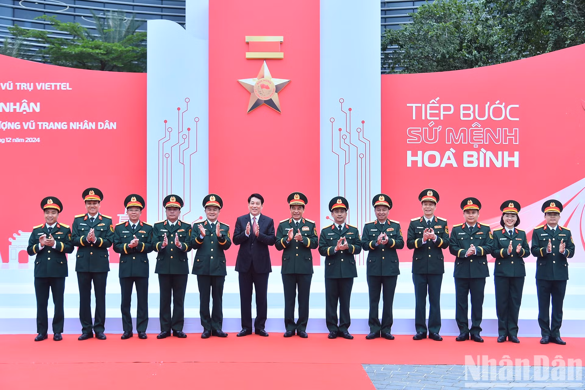 El presidente Luong Cuong y el ministro de Defensa, Phan Van Giang, con los delegados.