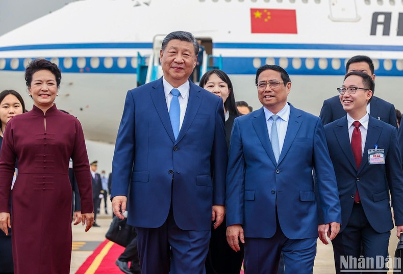 El secretario general del Comité Central del PCCh y presidente chino, Xi Jinping, y su esposa, Peng Liyuan, en el Aeropuerto Internacional de Noi Bai.