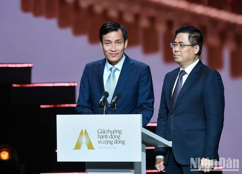 Tran Quy Kien, viceministro de Recursos Naturales y Medio Ambiente, y Nguyen Hoang Giang, viceministro de Ciencia y Tecnología, otorgan el premio al Proyecto Prometedor. Tran Quy Kien, viceministro de Recursos Naturales y Medio Ambiente, y Nguyen Hoang Giang, viceministro de Ciencia y Tecnología, otorgan el premio al Proyecto Prometedor.