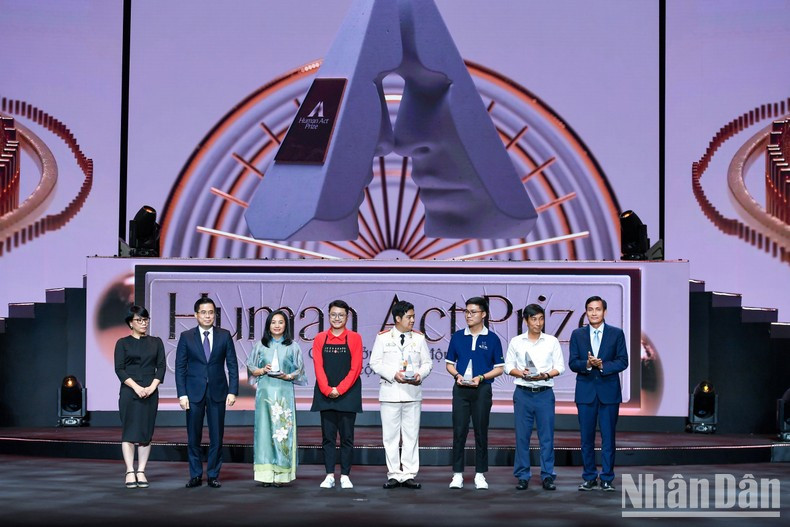 Representantes de los proyectos premiados de la categoría de Proyecto Prometedor. Representantes de los proyectos premiados de la categoría de Proyecto Prometedor.