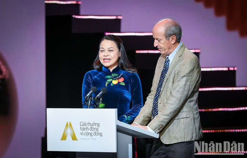 Nguyen Thi Thu Ha, vicepresidenta y secretaria general del Comité Central del Frente de la Patria de Vietnam y Martin Rama, ex economista jefe del Banco Mundial en Vietnam, entregan el premio a la categoría de Proyecto Resiliencia. Nguyen Thi Thu Ha, vicepresidenta y secretaria general del Comité Central del Frente de la Patria de Vietnam y Martin Rama, ex economista jefe del Banco Mundial en Vietnam, entregan el premio a la categoría de Proyecto Resiliencia.