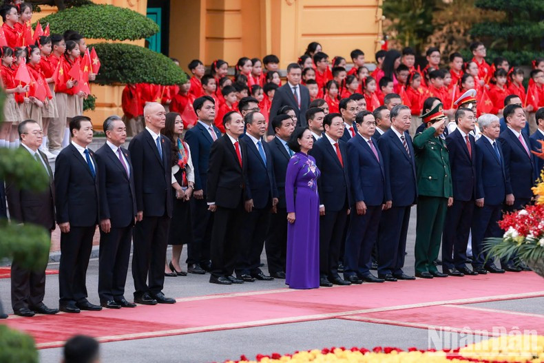 Delegados vietnamitas y chinos asistentes a la cita. Delegados vietnamitas y chinos asistentes a la cita.