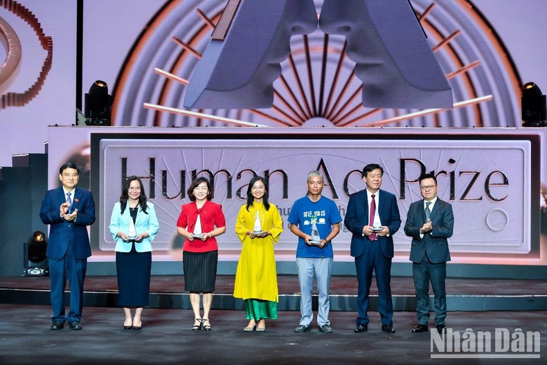 Quoc Minh, también jefe del Comité Organizador y Nguyen Dac Vinh, jefe de la Comisión de Cultura y Educación de la Asamblea Nacional, entregan premios a cinco iniciativas ganadoras de la categoría de Proyecto Sostenible. Quoc Minh, también jefe del Comité Organizador y Nguyen Dac Vinh, jefe de la Comisión de Cultura y Educación de la Asamblea Nacional, entregan premios a cinco iniciativas ganadoras de la categoría de Proyecto Sostenible.