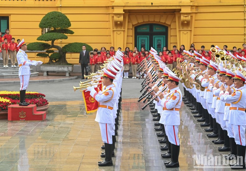 La banda militar interpreta el himno nacional de ambos países. La banda militar interpreta el himno nacional de ambos países.