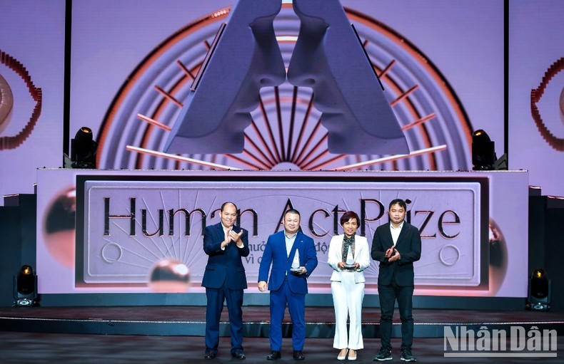 Dos proyectos premiados incluyen: "Plataforma social voluntaria" del Banco por Acciones Comerciales Militares (MBBank) y el "Mini supermercado cero dong de Tet" de la Sociedad Anónima de Joyas y Oro de Phu Nhuan (PNJ). Dos proyectos premiados incluyen: "Plataforma social voluntaria" del Banco por Acciones Comerciales Militares (MBBank) y el "Mini supermercado cero dong de Tet" de la Sociedad Anónima de Joyas y Oro de Phu Nhuan (PNJ).