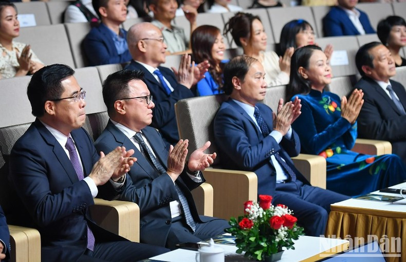 A la cita asisten Lai Xuan Mon, subjefe permanente de la Comisión de Comunicación y Educación del Comité Central del Partido (CCP); Le Quoc Minh, presidente-editor del periódico Nhan Dan, subjefe de la Comisión de Comunicación y Educación del CCP, presidente de la Asociación de Periodistas de Vietnam; Pham Tat Thang, jefe adjunto permanente de la Comisión de Movilización de Masas del CCP; Nguyen Thi Thu Ha, vicepresidenta y secretaria general del Comité Central del Frente de la Patria; Nguyen Dac Vinh, jefe de la Comisión de Cultura y Educación de la Asamblea Nacional, entre otros delegados. A la cita asisten Lai Xuan Mon, subjefe permanente de la Comisión de Comunicación y Educación del Comité Central del Partido (CCP); Le Quoc Minh, presidente-editor del periódico Nhan Dan, subjefe de la Comisión de Comunicación y Educación del CCP, presidente de la Asociación de Periodistas de Vietnam; Pham Tat Thang, jefe adjunto permanente de la Comisión de Movilización de Masas del CCP; Nguyen Thi Thu Ha, vicepresidenta y secretaria general del Comité Central del Frente de la Patria; Nguyen Dac Vinh, jefe de la Comisión de Cultura y Educación de la Asamblea Nacional, entre otros delegados.