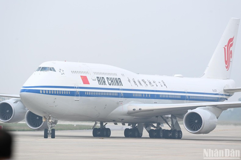La aeronave presidencial que transporta Xi Jinping y a su esposa junto con la delegación china de alto rango aterriza en el Aeropuerto Internacional de Noi Bai, en Hanói.