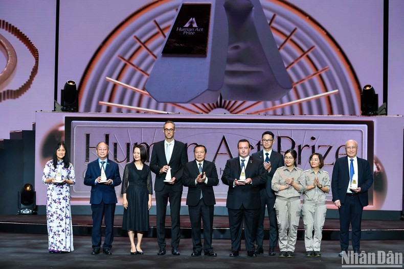 Representantes de los proyectos premiados de la categoría Human Act Prize. Representantes de los proyectos premiados de la categoría Human Act Prize.