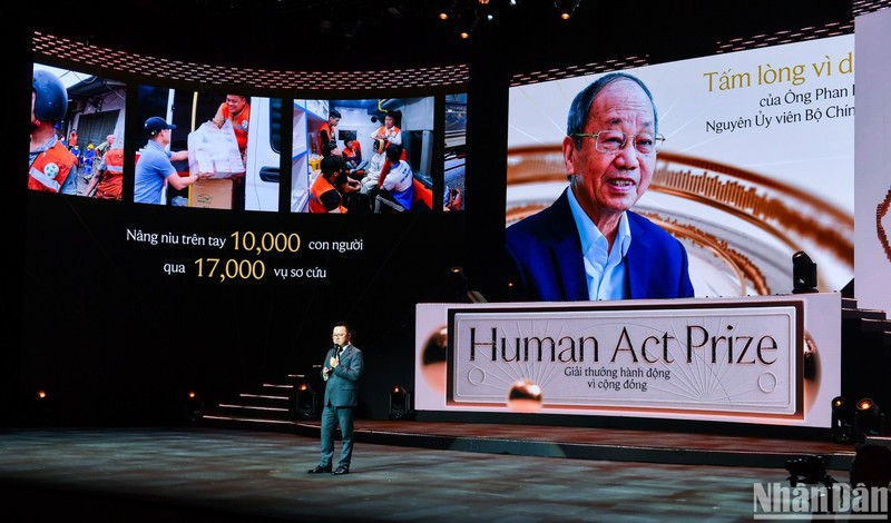 [Foto] Gala de Premiación a Acciones Comunitarias del periódico Nhan Dan 