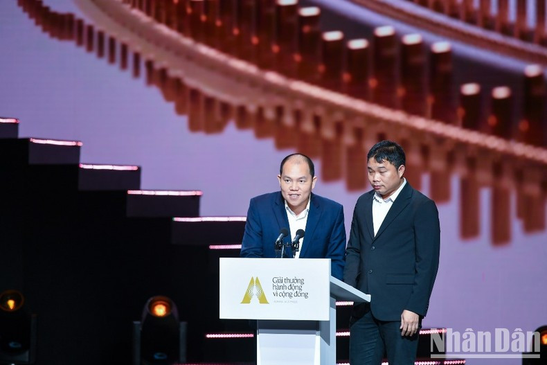 Nguyen Van Thai, director del Centro de Vietnam para la Conservación de la Vida Silvestre y vicepresidente de la Asociación Mundial de Expertos en Conservación de Pangolines y Vuong Vu Thang, presidente de la Junta Directiva de la compañía VCCorp entregan el premio de la categoría de Proyecto Oportuno. Nguyen Van Thai, director del Centro de Vietnam para la Conservación de la Vida Silvestre y vicepresidente de la Asociación Mundial de Expertos en Conservación de Pangolines y Vuong Vu Thang, presidente de la Junta Directiva de la compañía VCCorp entregan el premio de la categoría de Proyecto Oportuno.