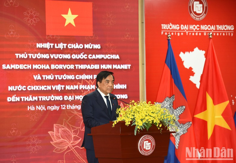 Bui Anh Tuan, rector de la Universidad de Comercio Exterior de Vietnam, da cuenta del trabajo de educación y formación de la institución. Bui Anh Tuan, rector de la Universidad de Comercio Exterior de Vietnam, da cuenta del trabajo de educación y formación de la institución.