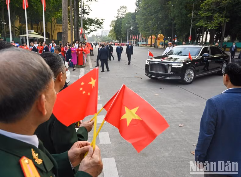Los hanoyenses dan la bienvenida al dirigente chino.