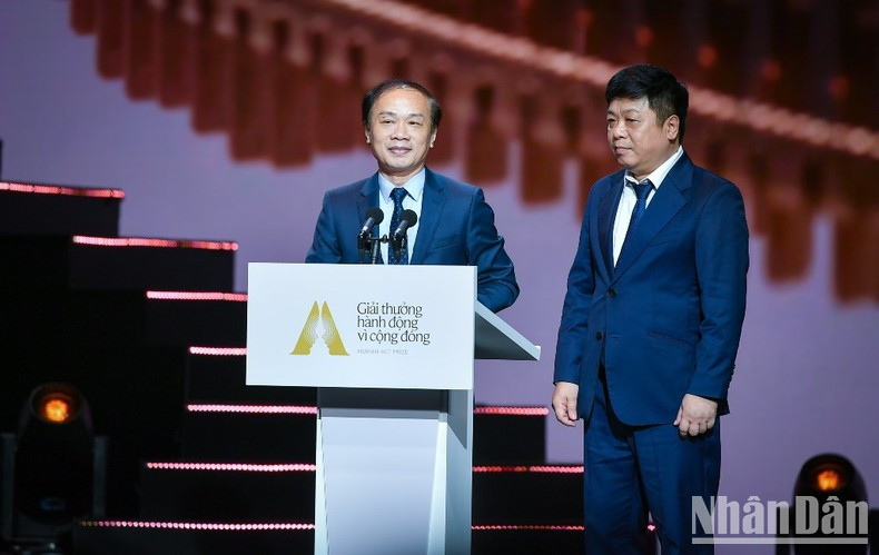 Pham Tat Thang, jefe adjunto permanente de la Comisión de Movilización de Masas del CCP y Que Dinh Nguyen, redactor jefe adjunto del periódico Nhan Dan, otorgan el premio al Proyecto Inspirador. Pham Tat Thang, jefe adjunto permanente de la Comisión de Movilización de Masas del CCP y Que Dinh Nguyen, redactor jefe adjunto del periódico Nhan Dan, otorgan el premio al Proyecto Inspirador.