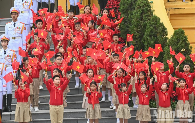Niños capitalinos dan la bienvenida a la delegación de alto nivel de China. Niños capitalinos dan la bienvenida a la delegación de alto nivel de China.