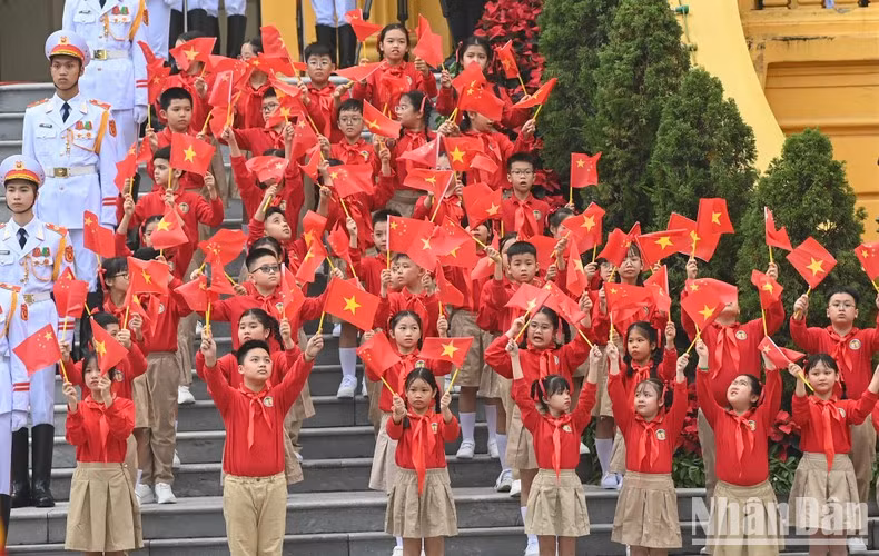 Niños capitalinos dan la bienvenida a la delegación de alto nivel de China.
