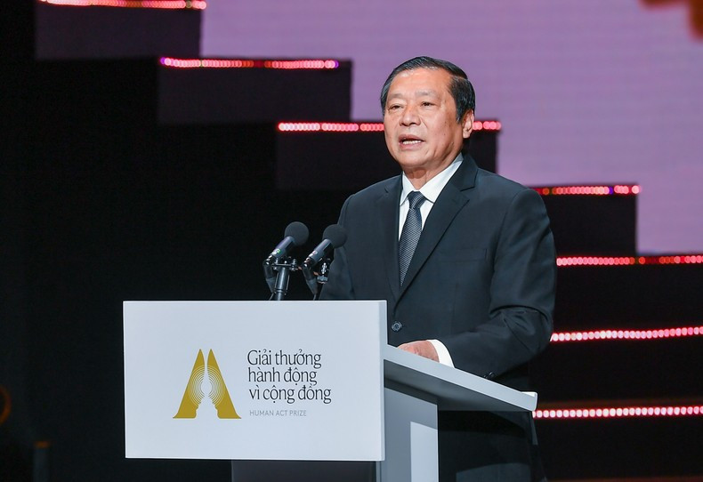 Lai Xuan Mon, subjefe permanente de la Comisión de Comunicación y Educación del CCP anuncia los ganadores del Premio Human Act Prize, categoría más importante de los Premios a Acciones Comunitarias del periódico Nhan Dan. Lai Xuan Mon, subjefe permanente de la Comisión de Comunicación y Educación del CCP anuncia los ganadores del Premio Human Act Prize, categoría más importante de los Premios a Acciones Comunitarias del periódico Nhan Dan.