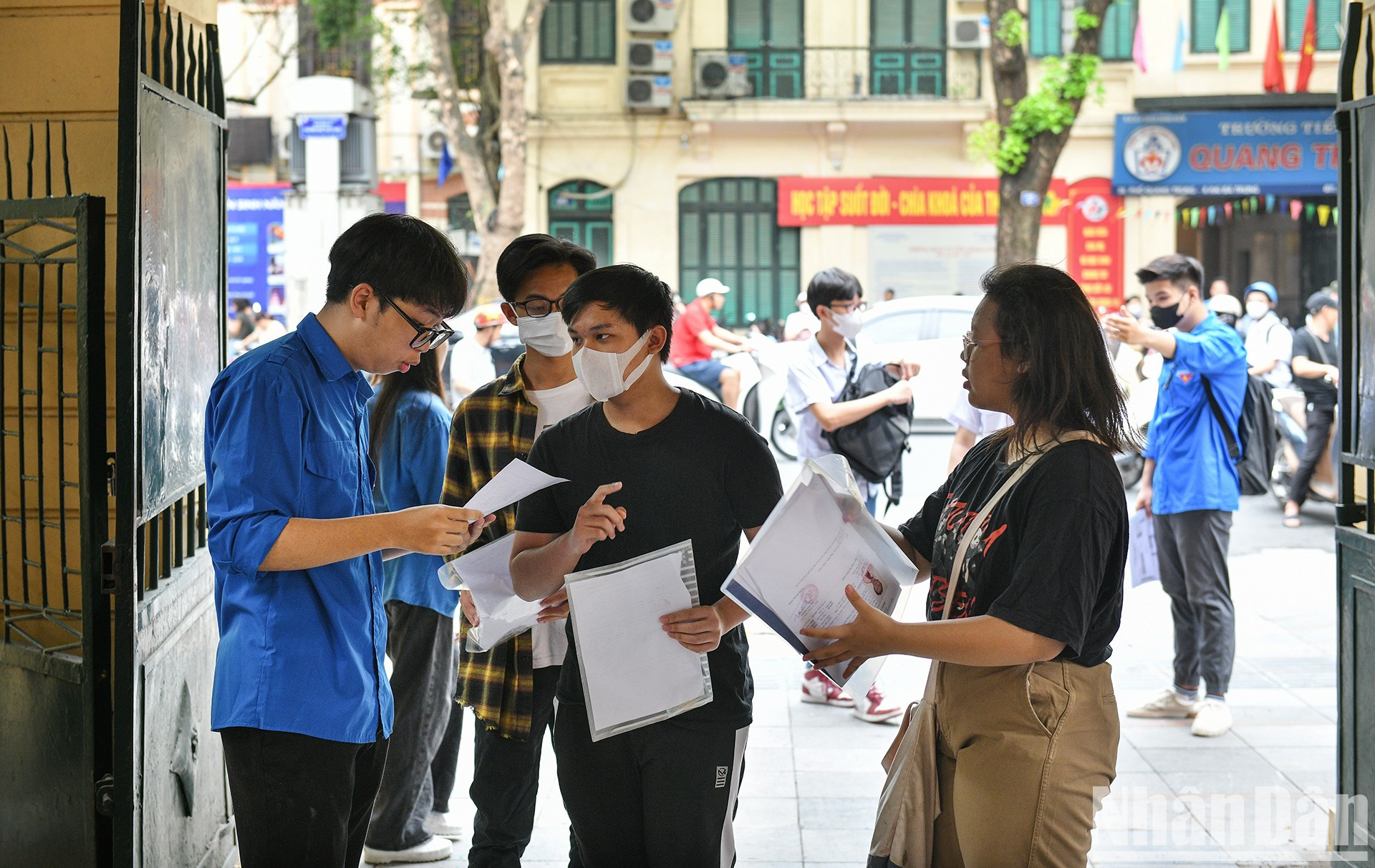 Según las estadísticas del Servicio Municipal de Educación y Formación, este año participarán en el examen 104 mil 917 estudiantes. La metrópoli ha organizado 201 sitios de examen, incluidos 113 en escuelas de bachillerato y 88 en escuelas secundarias.