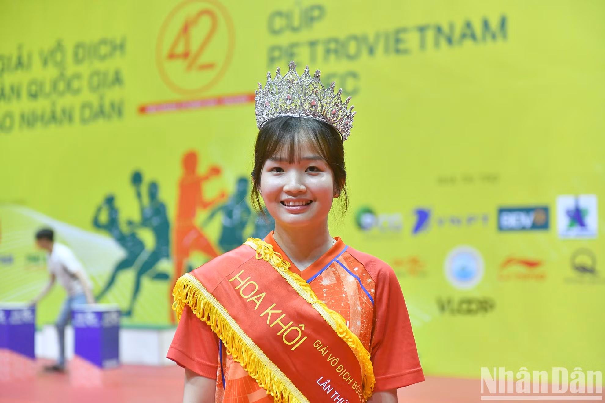 Vo Kim Tham con la corona.