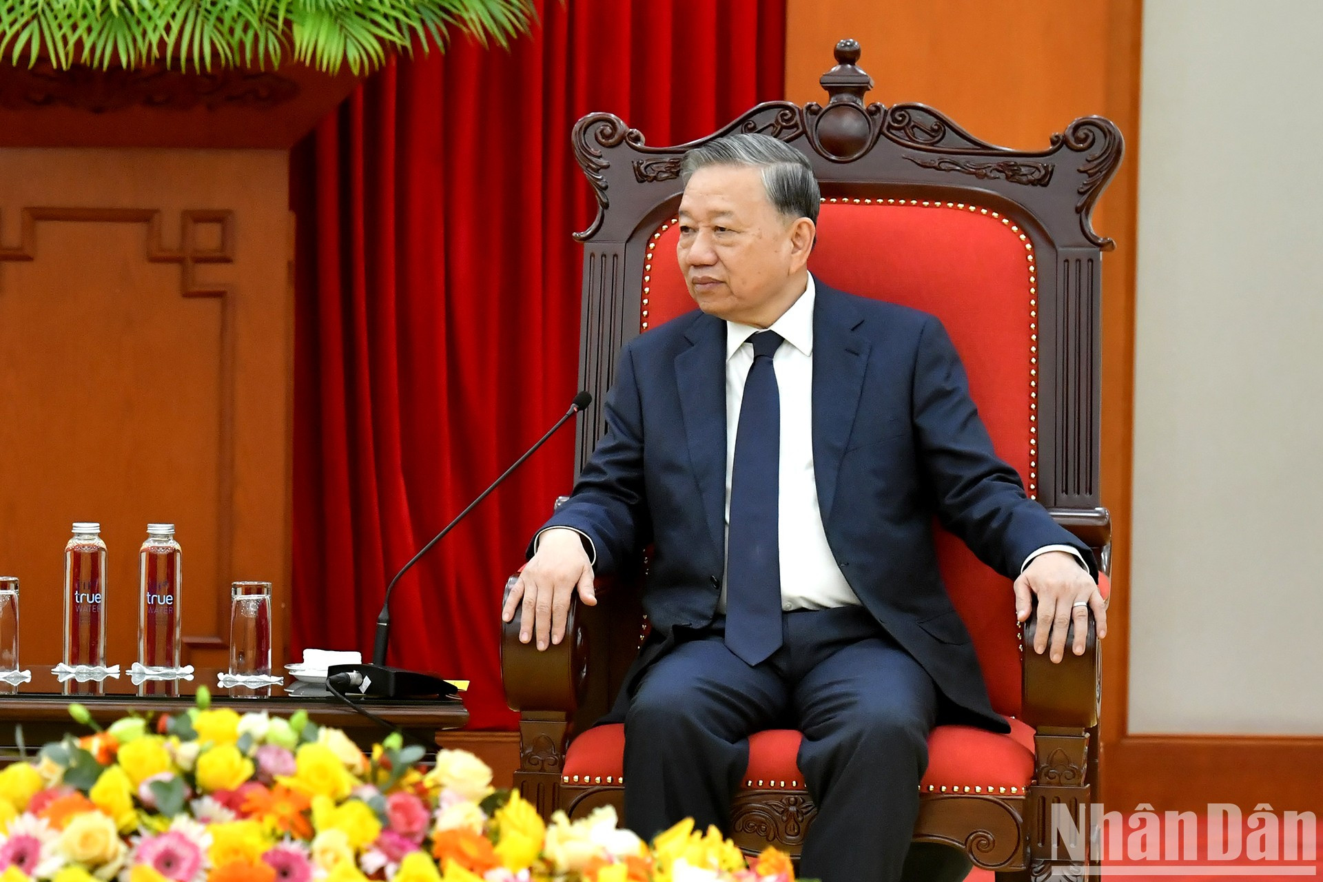 To Lam habla en la cita.