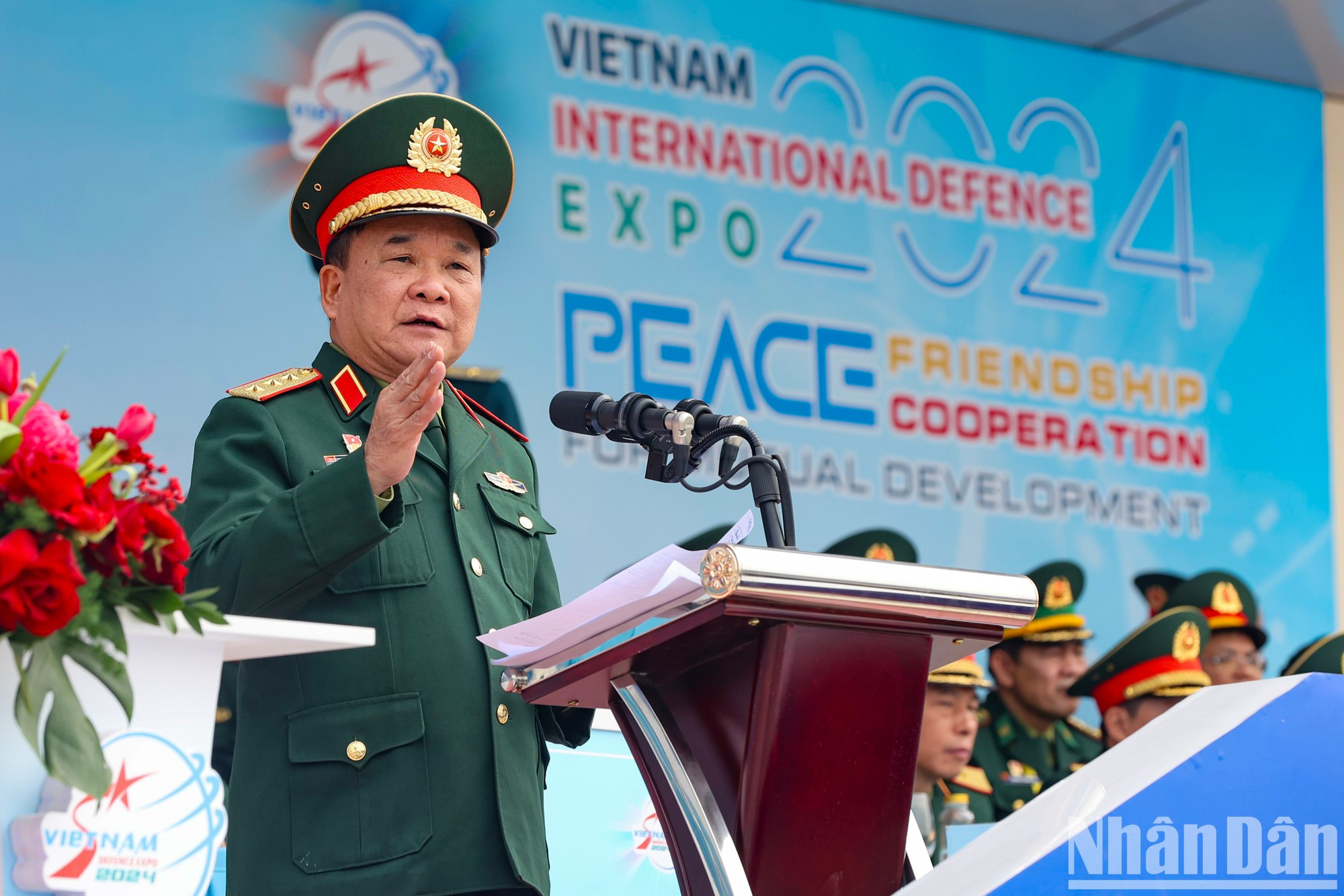 El teniente general Hoang Xuan Chien, miembro del Comité Central del Partido, miembro permanente de la Comisión Militar Central y viceministro de Defensa, habla en el evebto. El teniente general Hoang Xuan Chien, miembro del Comité Central del Partido, miembro permanente de la Comisión Militar Central y viceministro de Defensa, habla en el evebto.