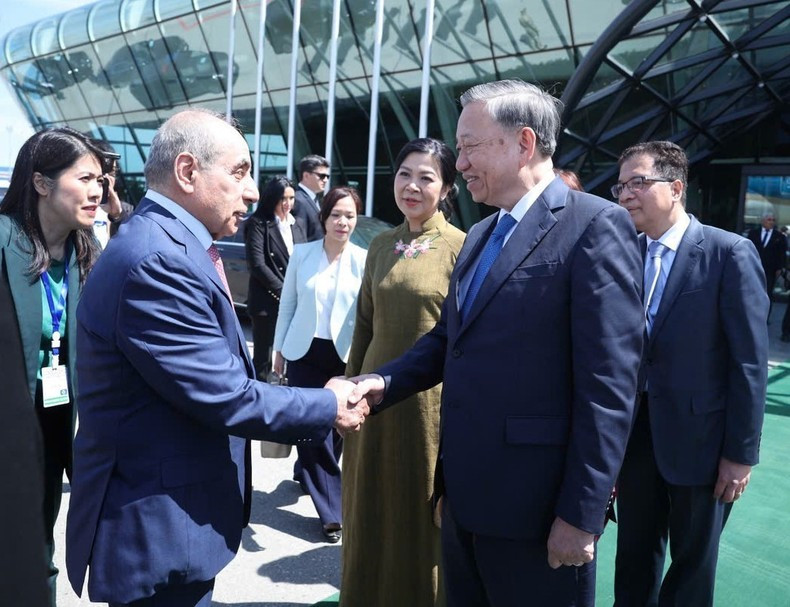 El primer viceprimer ministro de Azerbaiyán, Yagub Eyyubov, despide al secretario general del Partido Comunista de Vietnam, To Lam, en el Aeropuerto Internacional Heydar Aliyev, en la capital Bakú. El primer viceprimer ministro de Azerbaiyán, Yagub Eyyubov, despide al secretario general del Partido Comunista de Vietnam, To Lam, en el Aeropuerto Internacional Heydar Aliyev, en la capital Bakú.