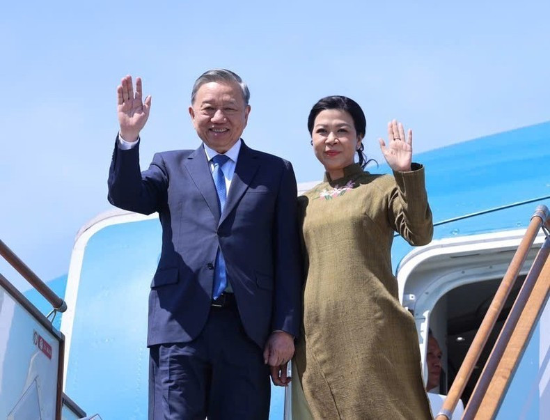 El secretario general del Partido Comunista de Vietnam, To Lam, y su esposa parten de la capital Bakú, concluyendo con éxito su visita de Estado a Azerbaiyán. El secretario general del Partido Comunista de Vietnam, To Lam, y su esposa parten de la capital Bakú, concluyendo con éxito su visita de Estado a Azerbaiyán.