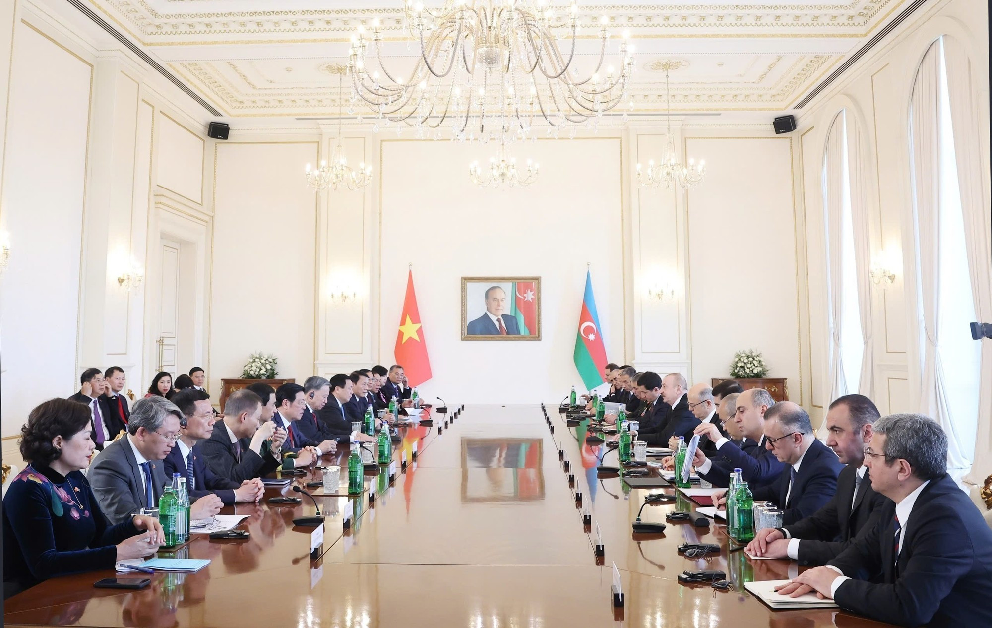 En la reunión entre el secretario general del Partido Comunista de Vietnam, To Lam, y el presidente de Azerbaiyán, Ilham Aliyev.