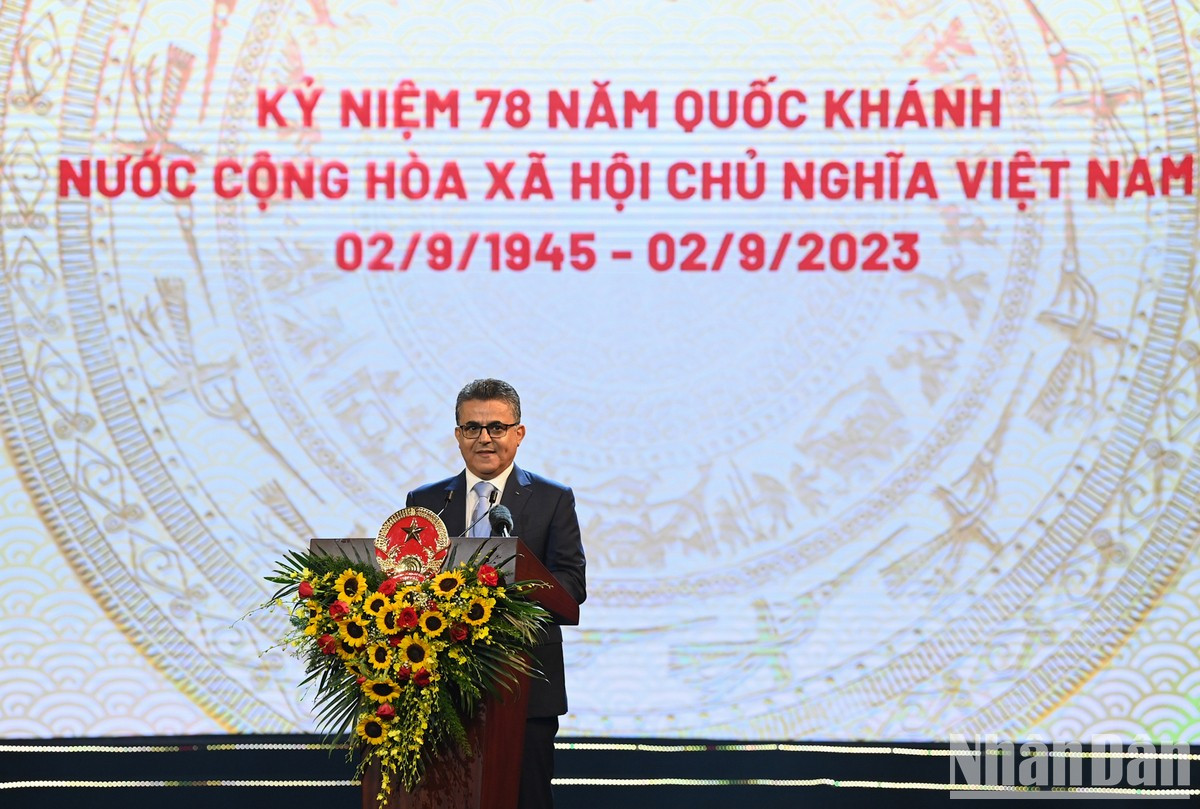 El embajador palestino en Hanói, Saadi Salama, habla en el evento.