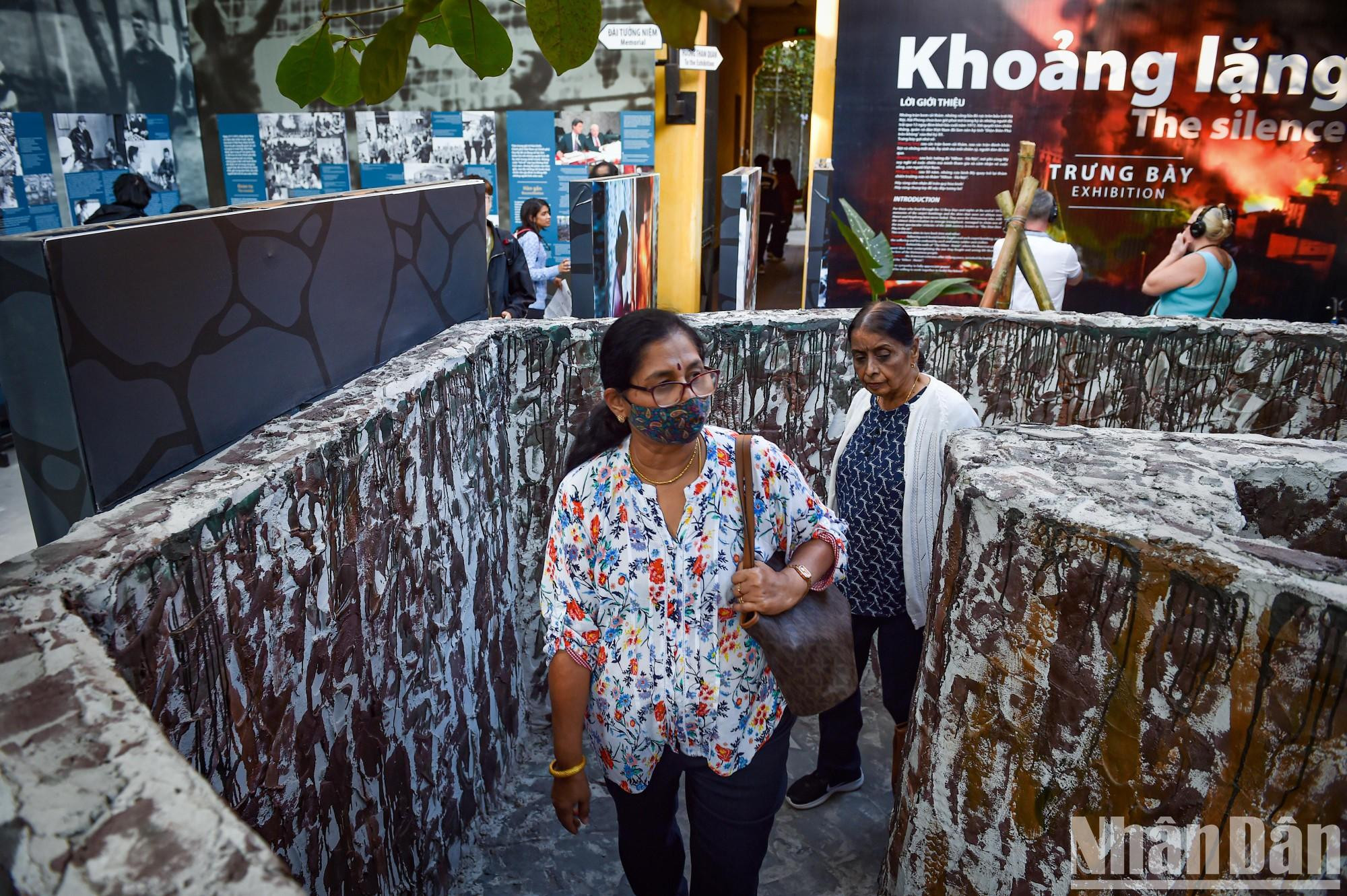 El espacio expositivo recrea en parte el período histórico de 1964-1973 en el norte del país.