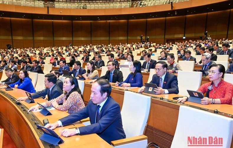 Los parlamentarios votan para aprobar las resoluciones. Los parlamentarios votan para aprobar las resoluciones.